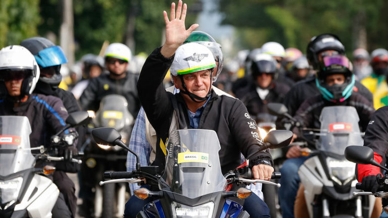 Jair Bolsonaro participa de 'motociata' com apoiadores em Goiânia