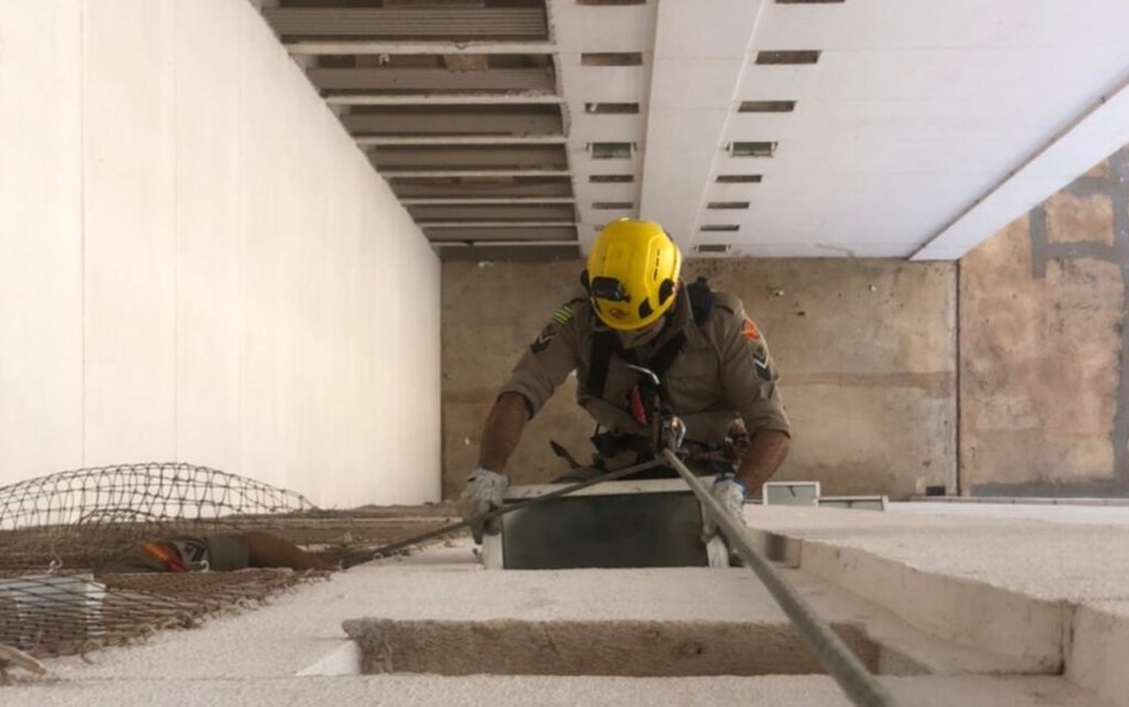 Corpo de bombeiros resgata bebê de um ano que ficou preso em banheiro de apartamento