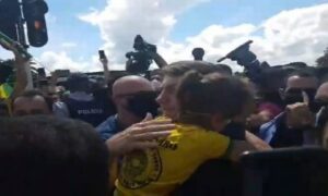 Bolsonaro participa de manifestação e pega criança no colo em Brasília