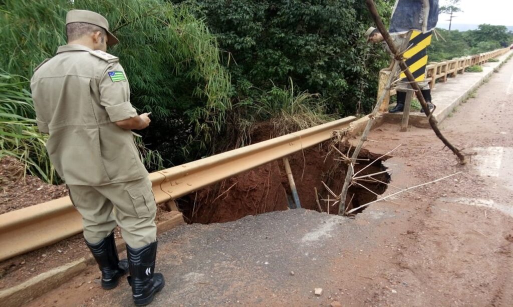 Chuvas provocam alagamento e erosões em pontes de rodovias goianas