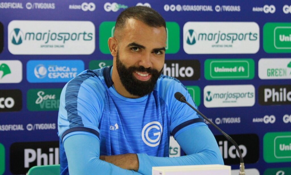 Sandro explica decisão de voltar ao Brasil e estipula prazo para jogar