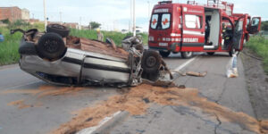 Motorista morre ao ser arremessado após capotar carro