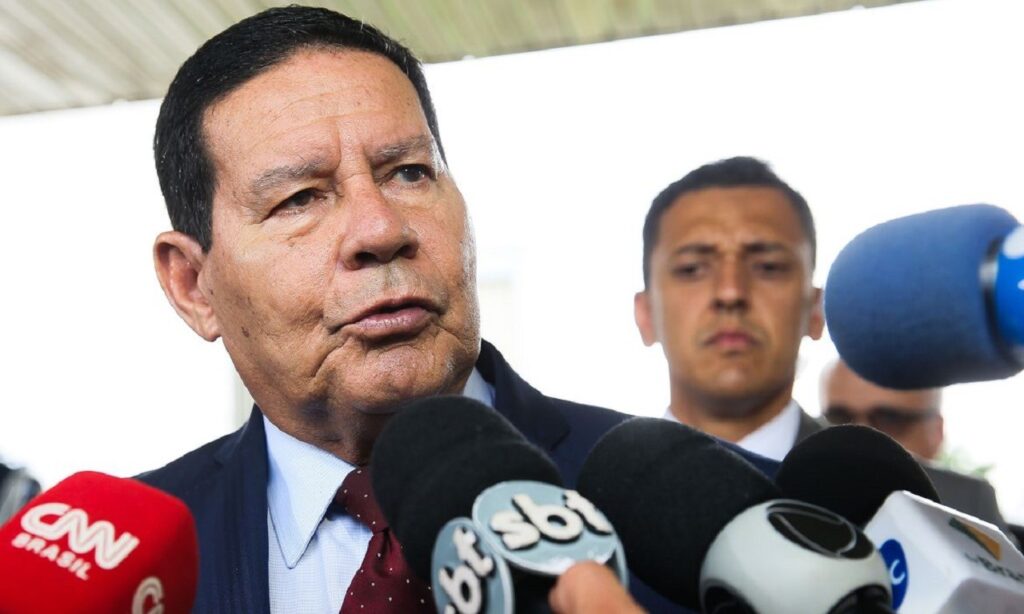 Mourão diz que pânico com coronavírus não condiz com a realidade