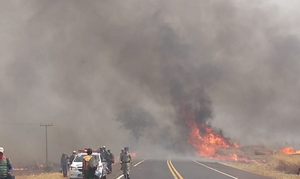 Queimadas interditam dois trechos de rodovias do Sudoeste goiano