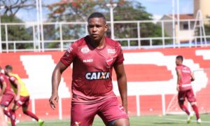 Alan Mineiro diz preferir jogar 'em casa' e entende protesto do torcedor