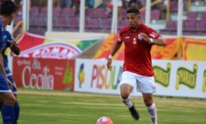 Jaraguá acerta com mais dois jogadores e renova com lateral