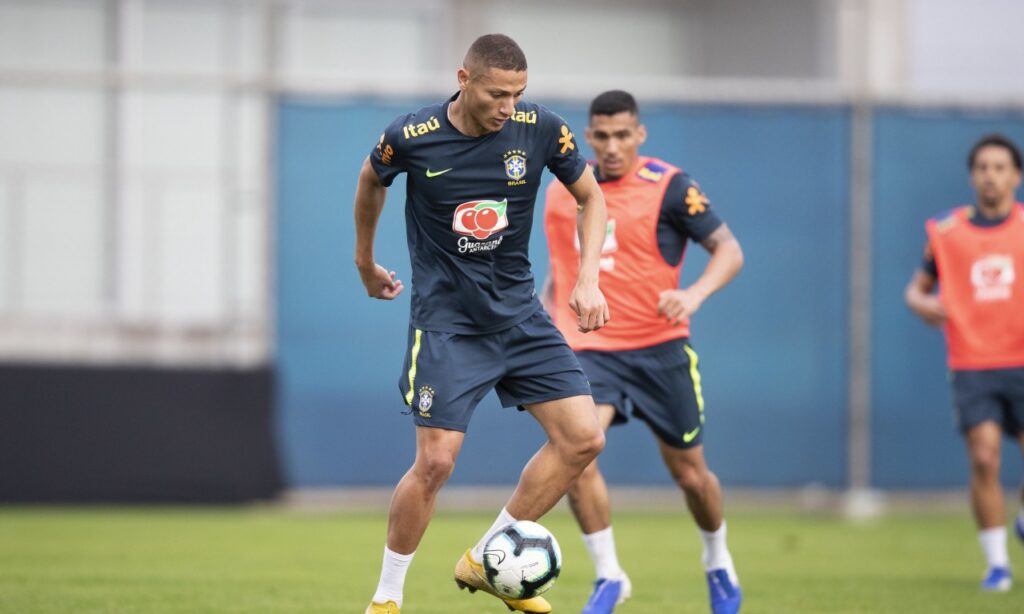 Richarlison é diagnosticado com caxumba e está fora da partida contra o Paraguai