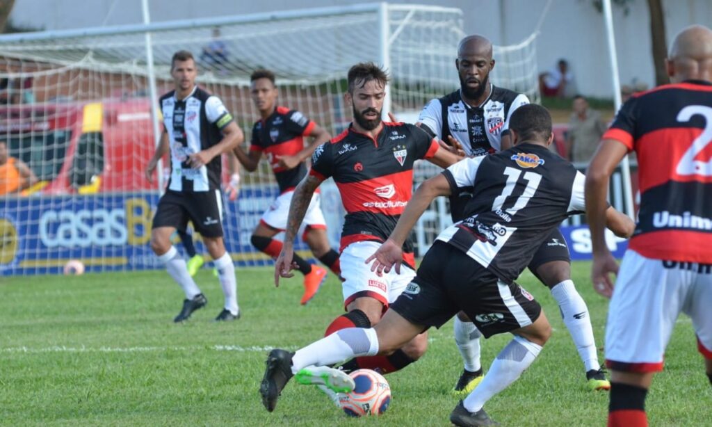 Jaraguá marca no fim e vence o Atlético Goianiense