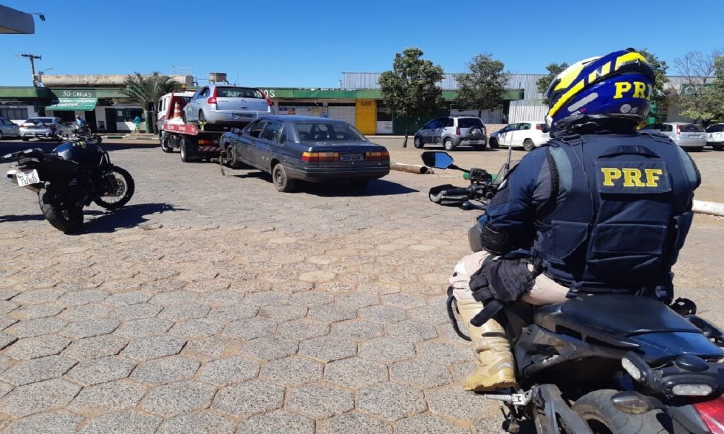 PRF apreende carro com mais de R$ 25 mil em multas de trânsito em Anápolis