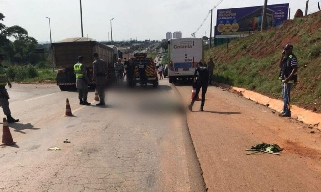 Pedestre  morre atropelado por um ônibus do transporte coletivo na GO-070