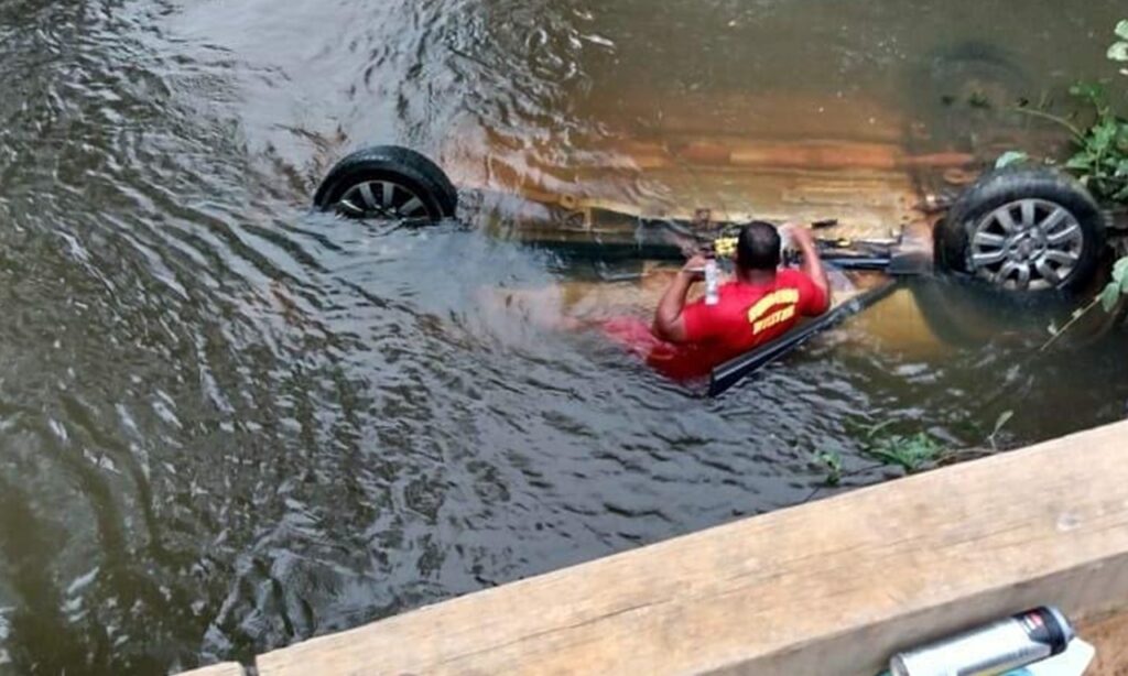 Carro cai de ponte em São Miguel do Araguaia e deixa dois mortos