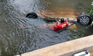 Carro cai de ponte em São Miguel do Araguaia e deixa dois mortos