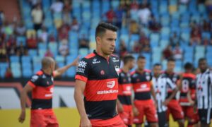 Matheuzinho comemora gol marcado