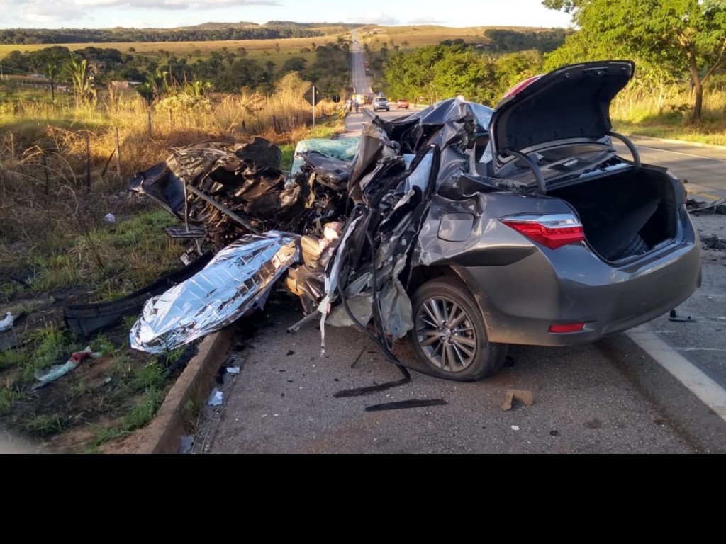 Dois motoristas morrem em acidente entre carro e carreta na BR-070