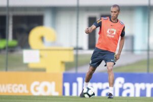 Miranda e Lucas Paquetá são novidades em treino