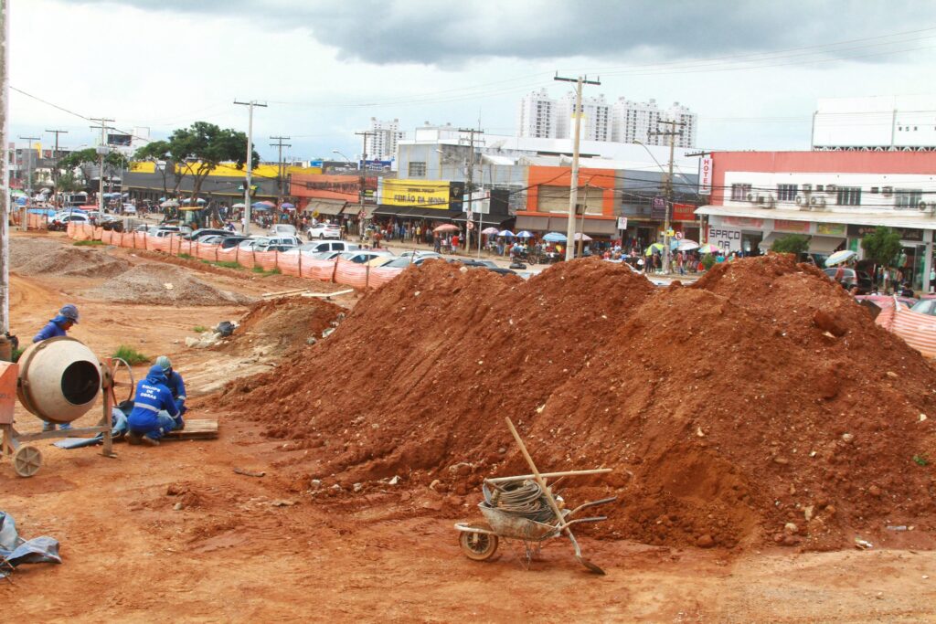 Atraso em obra da Praça do Trabalhador traz desespero aos feirantes