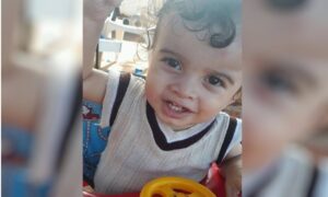 Bebê morre afogado e mãe culpa PM por prender pai e deixar filhos sozinhos