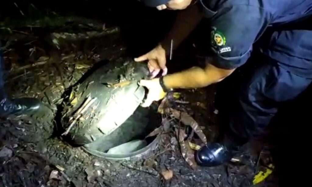 Polícia encontra pasta base de cocaína dentro de barris enterrados em chácara