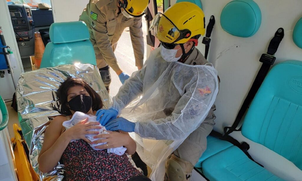 Mulher entra em trabalho de parto e dá a luz na GO-080 entre Nerópolis e Goiânia