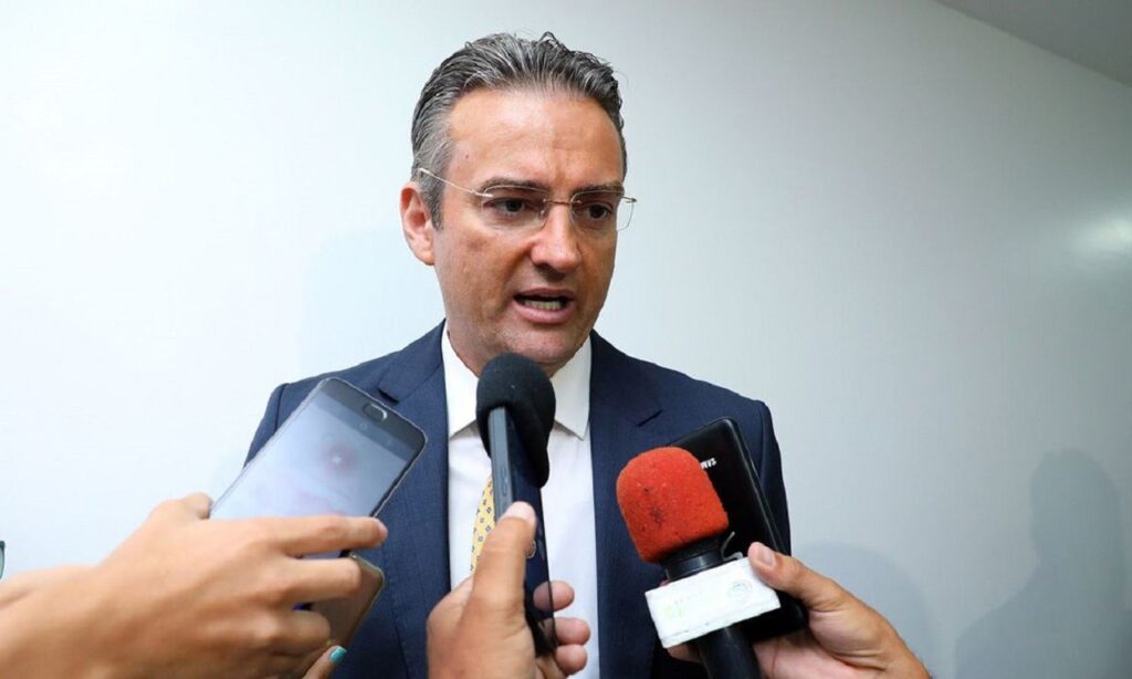 Bolsonaro nomeia delegado Rolando de Souza para comando da Polícia Federal