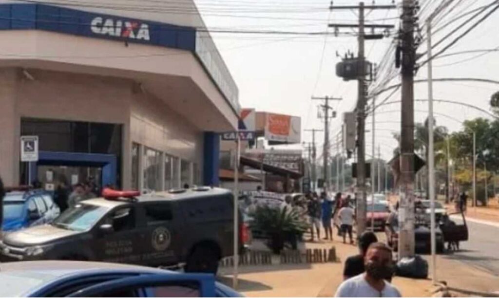 Trio assalta Caixa e faz funcionários de reféns em Aparecida de Goiânia