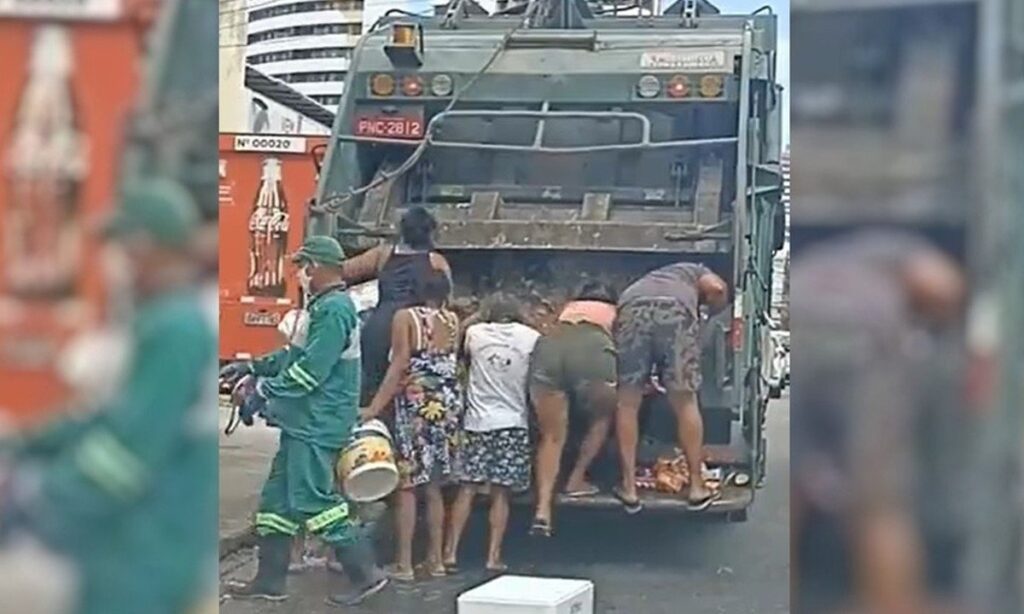 Aumento da fome: moradores de Fortaleza procuram comida em caminhão de lixo; veja vídeo