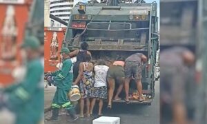 Aumento da fome: moradores de Fortaleza procuram comida em caminhão de lixo; veja vídeo