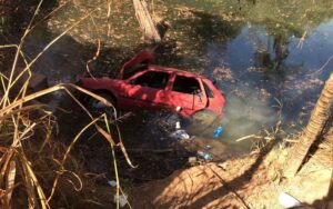 Seis pessoas morrem após carro cair de ponte