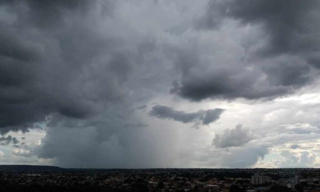 INMET emite alerta de chuva intensa para Goiás