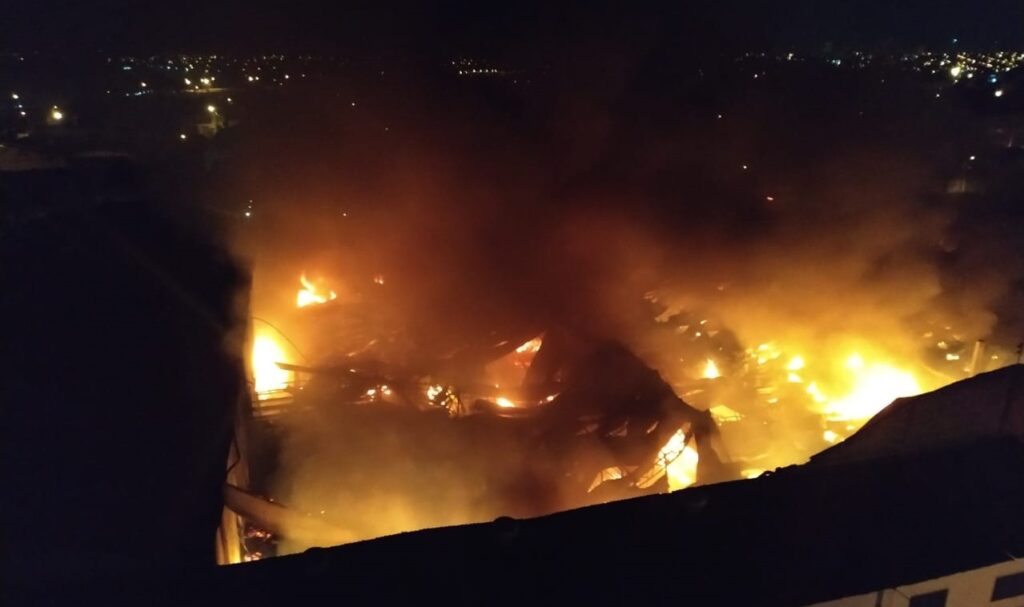 Incêndio atinge dois galpões em Aparecida de Goiânia