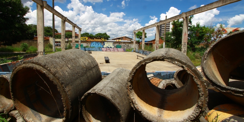 Colégio no Parque Amazônia está abandonado e serve como ponto de venda de drogas