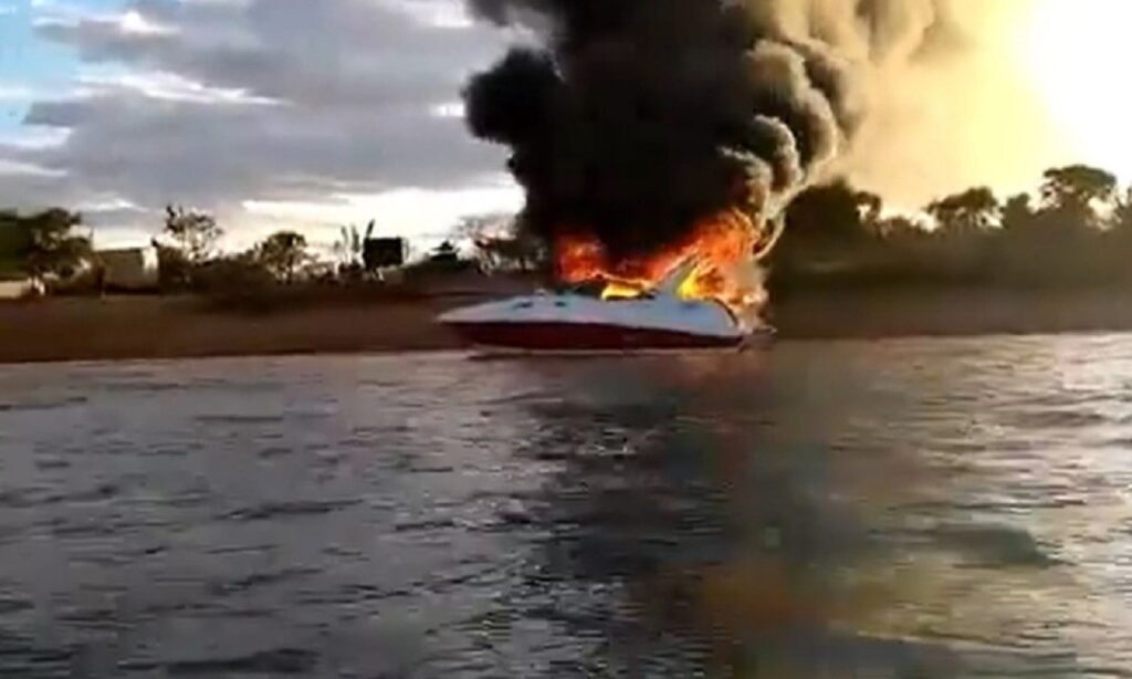 Lancha de luxo pega fogo e uma pessoa fica ferida no Lago Corumbá