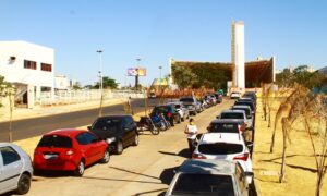 Trecho da obra do BRT vira estacionamento em Goiânia