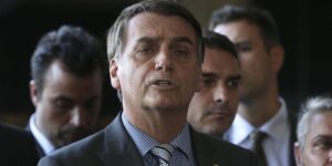 Jair Messias Bolsonaro sai em defesa de militares em ministérios