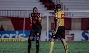 Atlético fica na bronca com arbitragem em empate contra o Santos