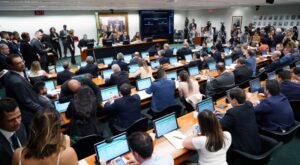 CCJ aprova PEC que amplia orçamento impositivo; reforma da Previdência será debatida nesta terça