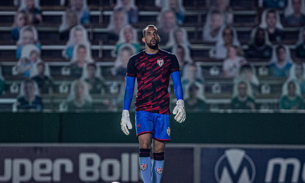 Goleiro Leonardo comemora vitória do Atlético no clássico