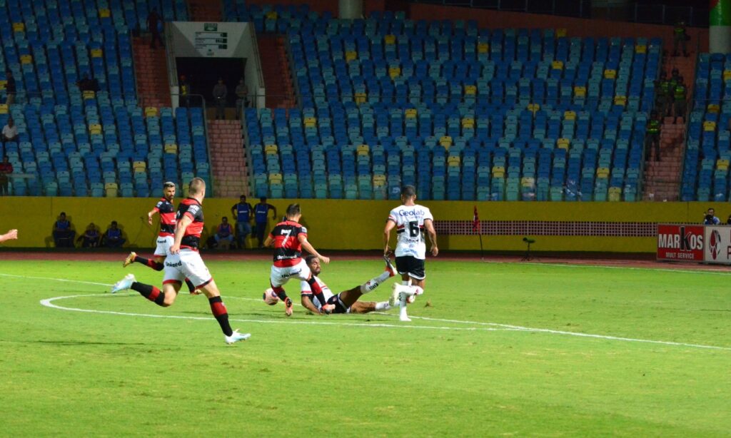 Atlético massacra o Anápolis e segue invicto no Goianão