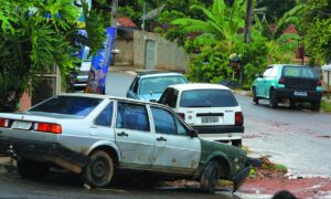 Abandono irregular de veículos deixa população com medo em Goiânia