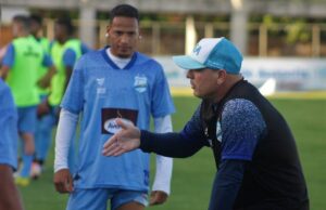 Cléber Gaúcho vê equipe prejudicada após erros da arbitragem