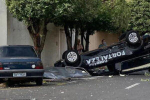 Defunto é arremessado para fora de caixão após acidente com carro de funerária; veja vídeo