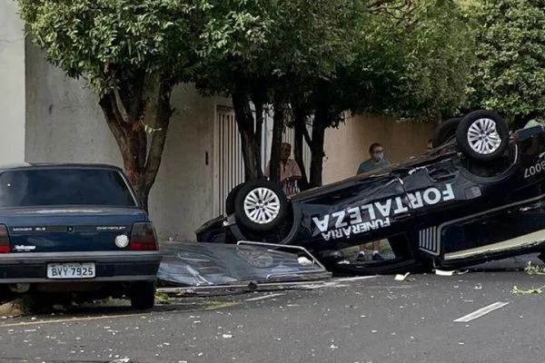 Defunto é arremessado para fora de caixão após acidente com carro de funerária; veja vídeo