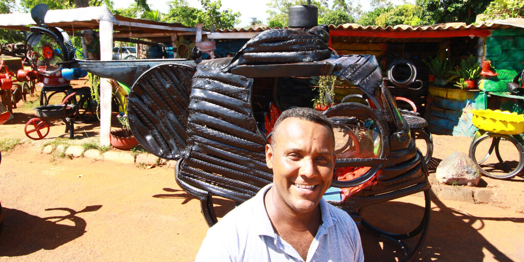 Artesão aproveita pneus usados para esculpir arte