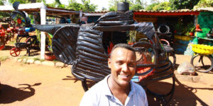 Artesão aproveita pneus usados para esculpir arte