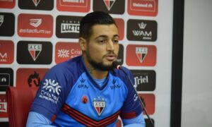 Jean é apresentado no Atlético