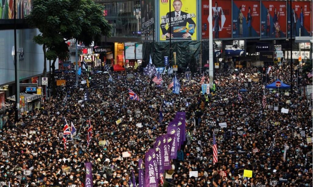 Milhares de manifestantes pró-democracia tomam as ruas de Hong Kong