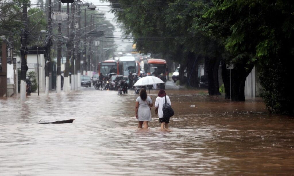 Chuva causa prejuízo de R$ 110 milhões ao comércio em São Paulo