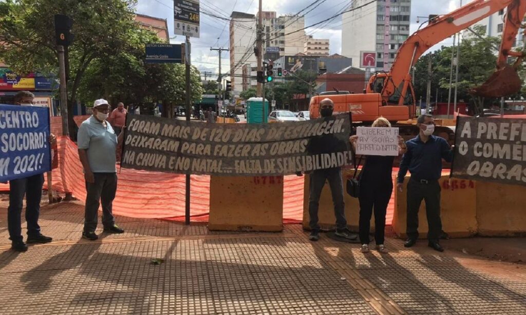 Comerciantes protestam contra interdições para obras do BRT no Centro de Goiânia