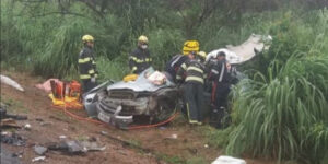 Acidente entre três veículos deixa uma pessoa morta e outras 10 feridas