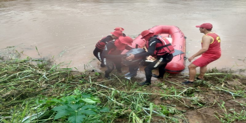 Bombeiros encontram jovem que desapareceu após cair em rio